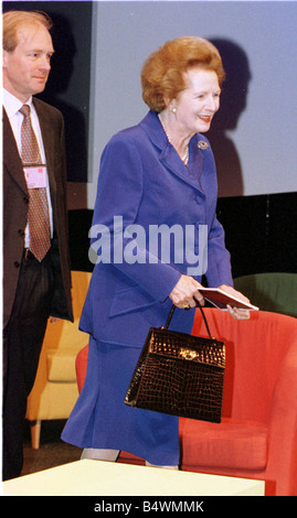 Margaret Thatcher congresso del Partito Conservatore 1998 è guidato alla sua sedia IKEA da Peter Lilley prima del dibattito europeo alla conferenza di partito Foto Stock