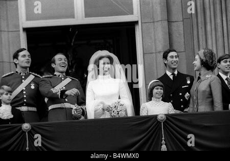 Matrimonio della principessa Anne per Contrassegno phillips sul balcone 1973 del Buckingham palace con la regina Elisabetta il principe Carlo e Sarah Armstrong Jones Foto Stock