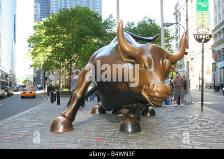 Arturo di Modica di ricarica della scultura di Bull a Bowling Green, Lower Manhattan, New York City Foto Stock