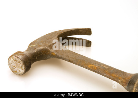 Vecchio martello da carpentiere in acciaio per uso in costruzione domestica di chiodi di martellatura e tirando chiodo per il collegamento di legname insieme per struttura Foto Stock