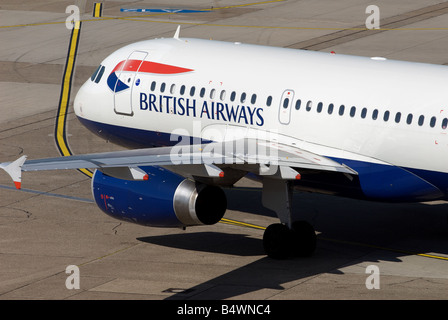 British Airways Airbus A319 aerei per il trasporto di passeggeri, l'Aeroporto Internazionale di Düsseldorf, Renania settentrionale-Vestfalia (Germania). Foto Stock