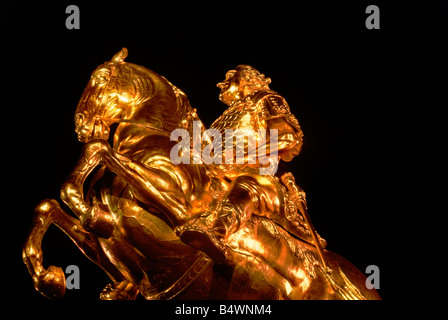 Il Goldener Reiter (Golden Rider). Dorato statua equestre di Augusto il Forte. A Dresda, Germania Foto Stock
