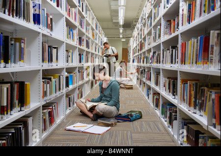 I giovani studenti in una libreria Foto Stock