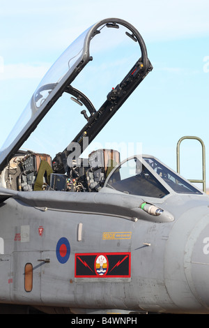 Royal Air Force RAF Tornado GR4 jet da combattimento aereo bombardiere naso sulla vista con in volo per i rifornimenti di carburante e della sonda 617 Sqd iscrizioni Foto Stock