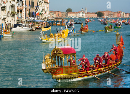 Imbarcazioni decorate sul Canal Grande a Venezia per la Regata Storica che ha luogo ogni settembre Foto Stock