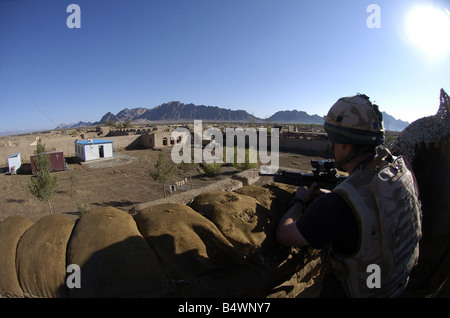 Un membro della società K il Royal Marine Commando 42 visto qui sulla sommità della torre di controllo a Nowzad al più remoto battaglia segnato avamposto della NATO in Afghanistan s volatile provincia di Helmand è praticamente circondato dai talebani combattenti fedeli e villaggi è situato a 50 miglia di distanza da Camp Bastion le forze del Regno Unito sede principale Intelligence suggerisce che il 120 forte esercito dei talebani qui è stata rafforzata dal Pakistan jihadisti che vogliono martire stessi contro la British Novembre 2006 Foto Stock