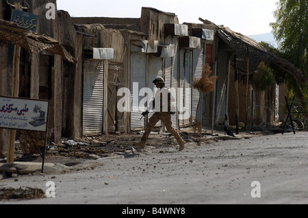 Un membro della società K della Royal Marine Commando 42 visto qui pattugliano le strade di Nowzad al più remoto battaglia graffiato Foto Stock