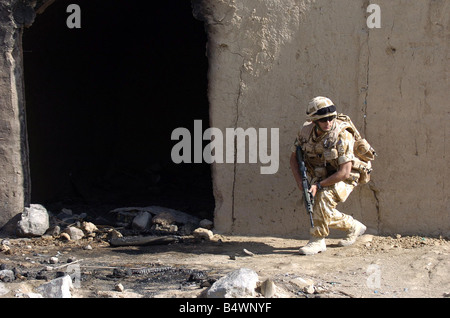 Un membro della società K della Royal Marine Commando 42 visto qui pattugliano le strade di Nowzad al più remoto battaglia graffiato Foto Stock