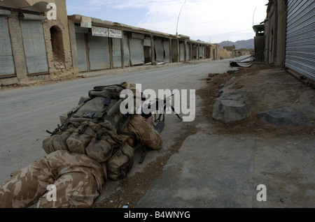 Un membro della società K della Royal Marine Commando 42 visto qui pattugliano le strade di Nowzad al più remoto battaglia graffiato Foto Stock