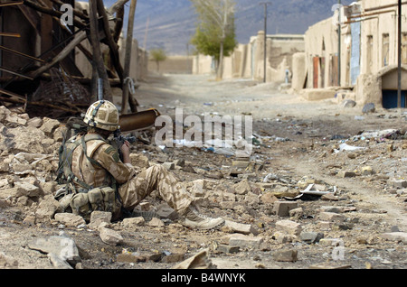 Un membro della società K della Royal Marine Commando 42 visto qui pattugliano le strade di Nowzad al più remoto battaglia graffiato Foto Stock