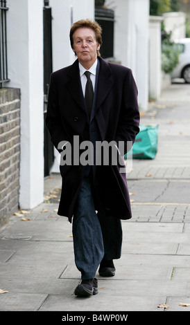 Sir Paul McCartney passeggiate vicino alla sua St Johns Wood Home 22 11 06 Foto Phil Harris Foto Stock