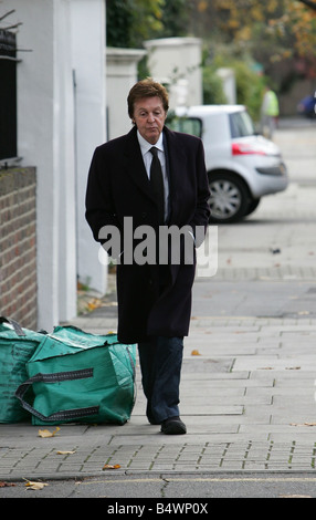 Sir Paul McCartney passeggiate vicino alla sua St Johns Wood Home 22 11 06 Foto Phil Harris Foto Stock