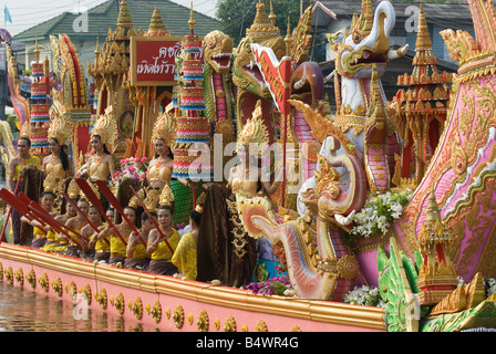 Una delle chiatte decorate in parata durante il rap Bua celebrazione in Bang Plee Samut Prakan provincia della Thailandia Foto Stock