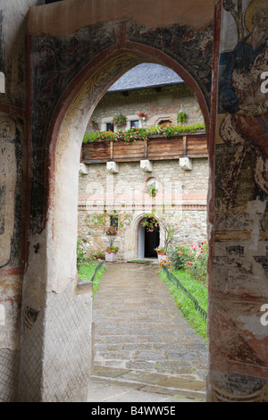 Bucovina Moldavia Romania Europa vista attraverso il portale ad arco al Monastero Moldovita composto Foto Stock
