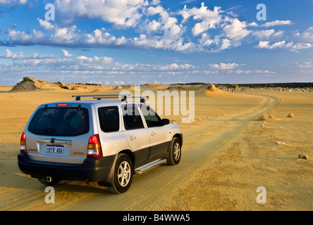 Un 4wd guidando attraverso il Deserto Pinnacles nel Nambung National Park, Australia occidentale Foto Stock