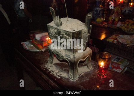 Bruciatore di incenso al Le Dai Hanh tempio, un precoce monarch(980 - 1009) del Le dinastia, in Hoa Lu, antica capitale del Vietnam Foto Stock