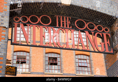 L'acciaio segno di interscambio si affaccia sul Camden Lock mercato di Camden Town London. Foto Stock