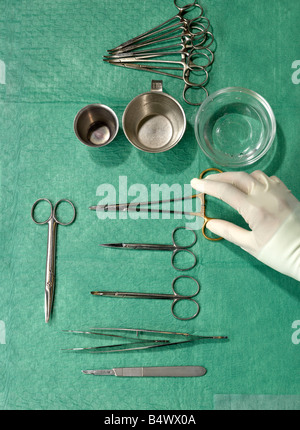 Vassoio con apparecchiature chirurgiche Foto Stock
