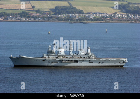 HMS Ark Royal al di ancoraggio nel Firth of Clyde off Greenock Foto Stock