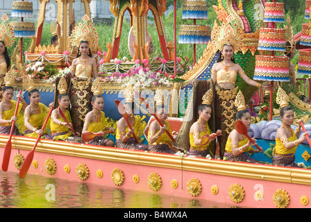 Una delle chiatte decorate in parata durante il rap Bua celebrazione in Bang Plee Samut Prakan provincia della Thailandia Foto Stock