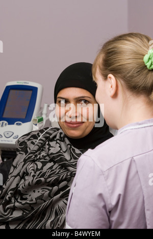 Donna asiatica in un letto di ospedale Foto Stock