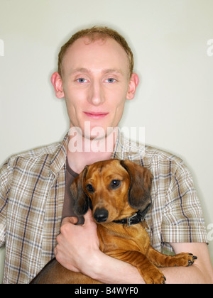 Ritratto di giovane uomo con il cane Foto Stock