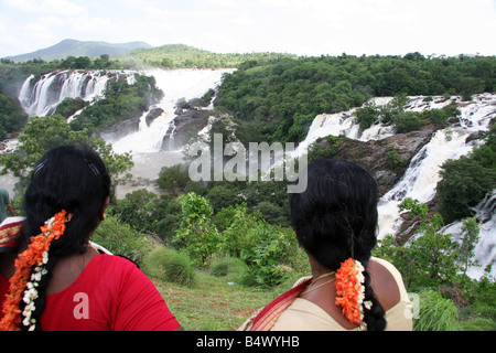 Due donne indiane godono della vista Gangachukki rigonfiato e Bharachukki cascate a Sivasudram in Karnataka, India. Foto Stock