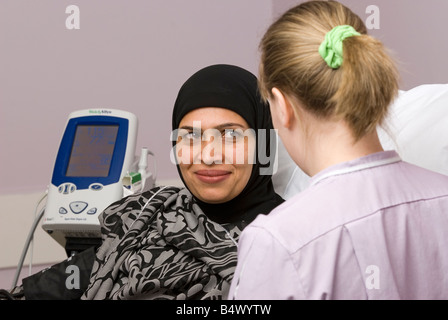 Donna asiatica in un letto di ospedale Foto Stock