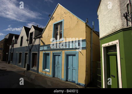 Vivacemente colorati edifici di Stornoway, isola di Lewis Foto Stock