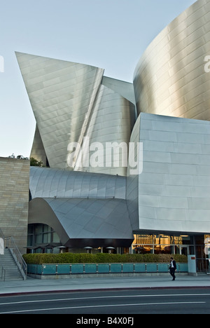 Il Walt Disney Concert Hall a 111 Sud Grand Avenue nel centro di Los Angeles, California LA CA Music Center uomo a camminare da soli Foto Stock