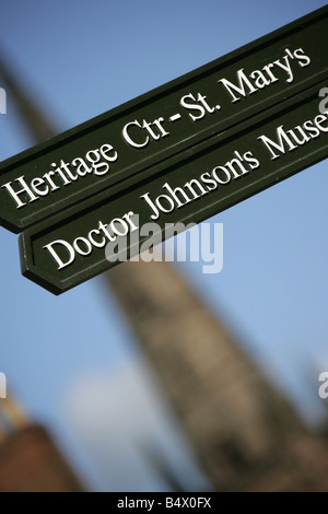 Città di Lichfield Inghilterra. Angolo di visualizzazione di un visitatore direzione segno con la guglia di Lichfield Cathedral in background. Foto Stock