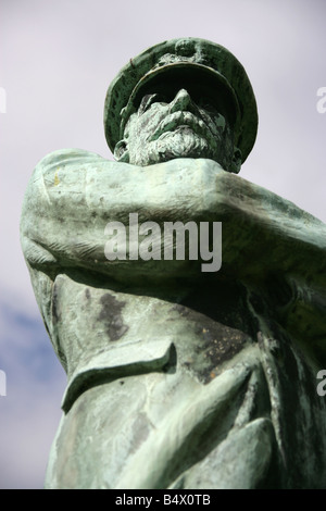 Città di Lichfield Inghilterra. Vista ravvicinata del Kathleen Scott progettato statua del capitano Edward John Smith RD RNR. Foto Stock