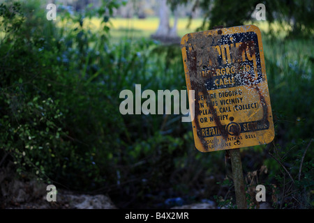 A fibre ottiche a destra del segno modo colpito da più colpi di fucile da caccia, in Bayou vicino a Mansfield Louisiana (parrocchia di DeSoto) Foto Stock