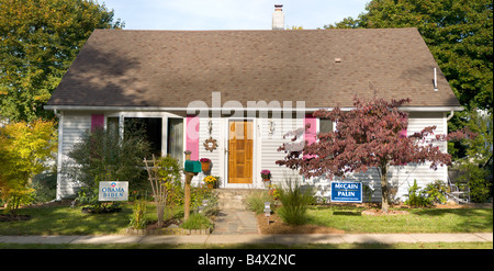 Una casa in New Jersey con entrambi Obama e McCain campaign segni sul prato anteriore Foto Stock