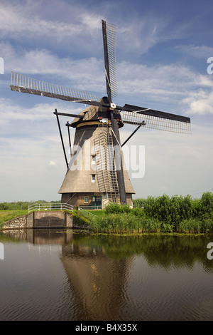 I mulini a vento di Kinderdijk nei Paesi Bassi con un cielo blu Foto Stock