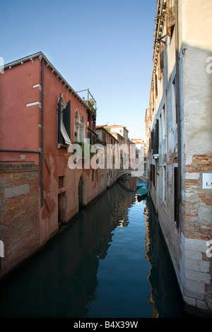 Piccolo e tranquillo canale di Venezia Foto Stock