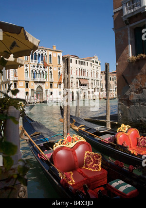 Gondole ormeggiato sul Canal Grande a Venezia Foto Stock