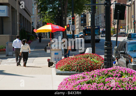 Downtown Milwaukee marciapiede & Hot Dog Stand Foto Stock