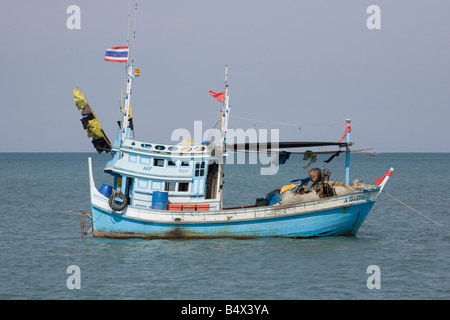 Paesaggio di ormeggiata tradizionali asiatici open-adorna thai in legno barca da pesca, sulla riva in Hua Hin, Thailandia, in Asia. Foto Stock