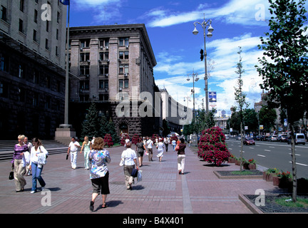 Persone che camminano in Khreschatyk Street nel centro di Kiev, Ucraina Foto Stock