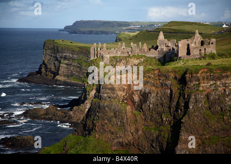 Dunluce Castle e il nord del litorale di antrim County Antrim Irlanda del Nord Regno Unito la leggenda narra che una notte in una tempesta tutta la cucina è caduto in mare Foto Stock