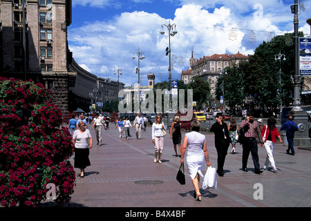 Persone che camminano in Khreschatyk Street nel centro di Kiev, Ucraina Foto Stock