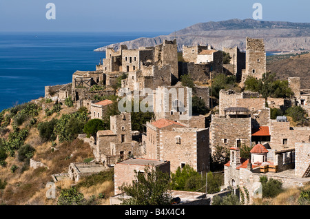 La torre in pietra case del villaggio di Vathia e la spettacolare costa del profondo Mani, sud del Peloponneso, Grecia Foto Stock