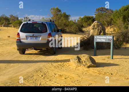 Un 4wd guidando attraverso il Deserto Pinnacles nel Nambung National Park, Australia occidentale Foto Stock