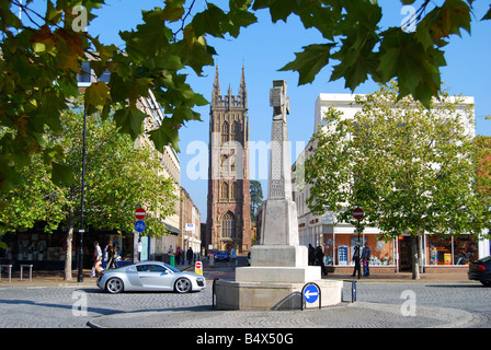 Il Memoriale di guerra e la Chiesa Parrocchiale di Santa Maria, Taunton, Somerset, Inghilterra, Regno Unito Foto Stock
