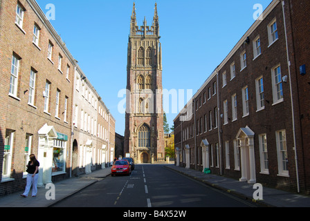 Chiesa Parrocchiale di Santa Maria guardando giù Hammet Street, Taunton, Somerset, Inghilterra, Regno Unito Foto Stock