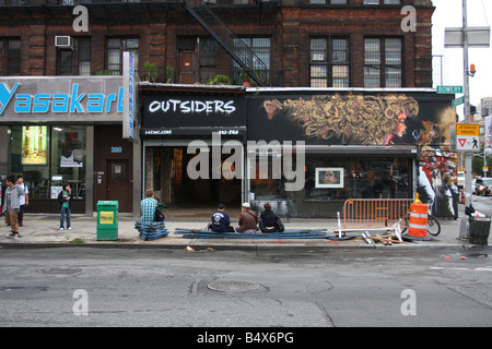 [Storefront storico] Lazaridi Gallery, 282 Bowery, New York, New York. Persone riunite per una mostra di Street art 'Outsiders' Foto Stock