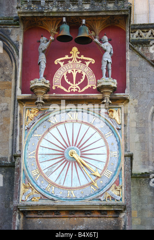 Orologio medievale faccia sul transetto nord della Cattedrale di Wells, pozzi, Somerset, Inghilterra, Regno Unito Foto Stock