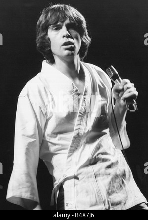 Peter Gabriel ha concluso la sua sezione Europea del suo tour in un festival a Parigi il 12 settembre 1977 Gabriel eseguito di fronte a migliaia di appassionati al festival che è stato organizzato dal Partito Comunista cantante rock star genesi sul palco cantando esecuzione di settembre 1977 anni settanta Mirrorpix Foto Stock
