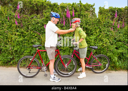 Coppia senior con biciclette Foto Stock